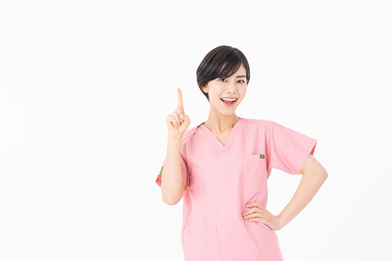 根管治療中の注意点を説明する歯科助手