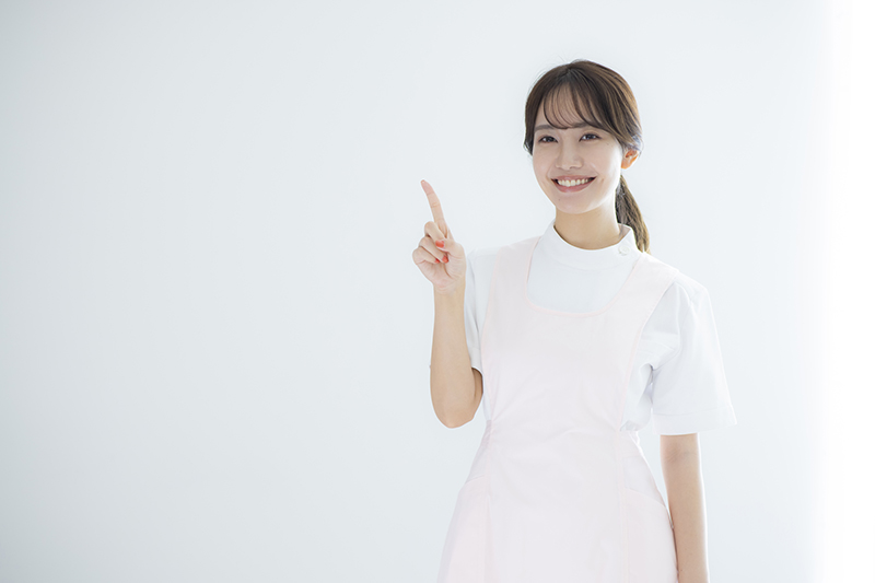 根管治療の種類と違いを説明する歯科助手