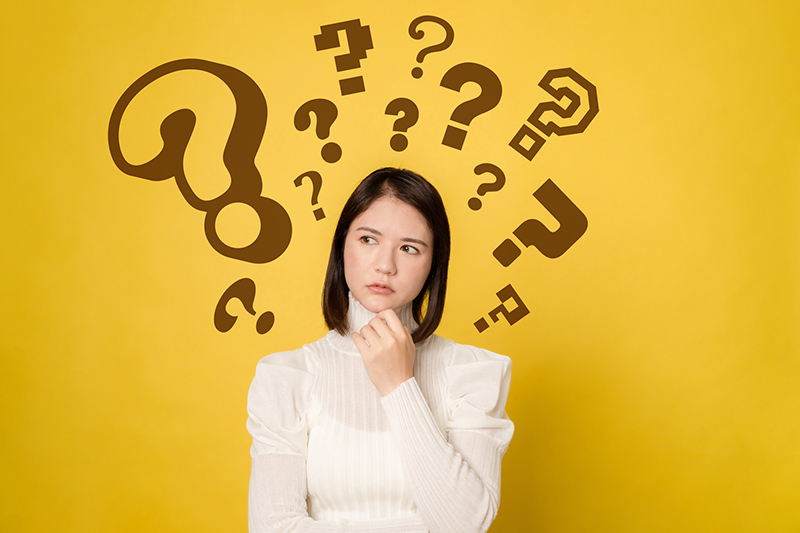 根管治療の費用について疑問を持つ女性