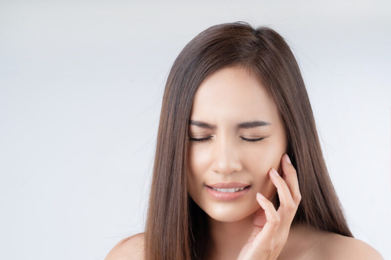 根管治療が失敗して歯が腫れた女性