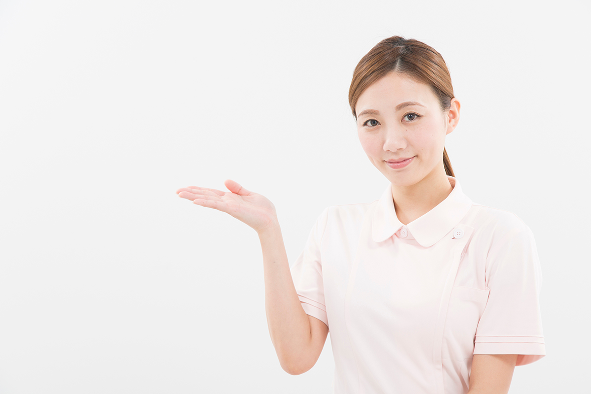 仮蓋が取れたときの対処法を説明する歯科助手