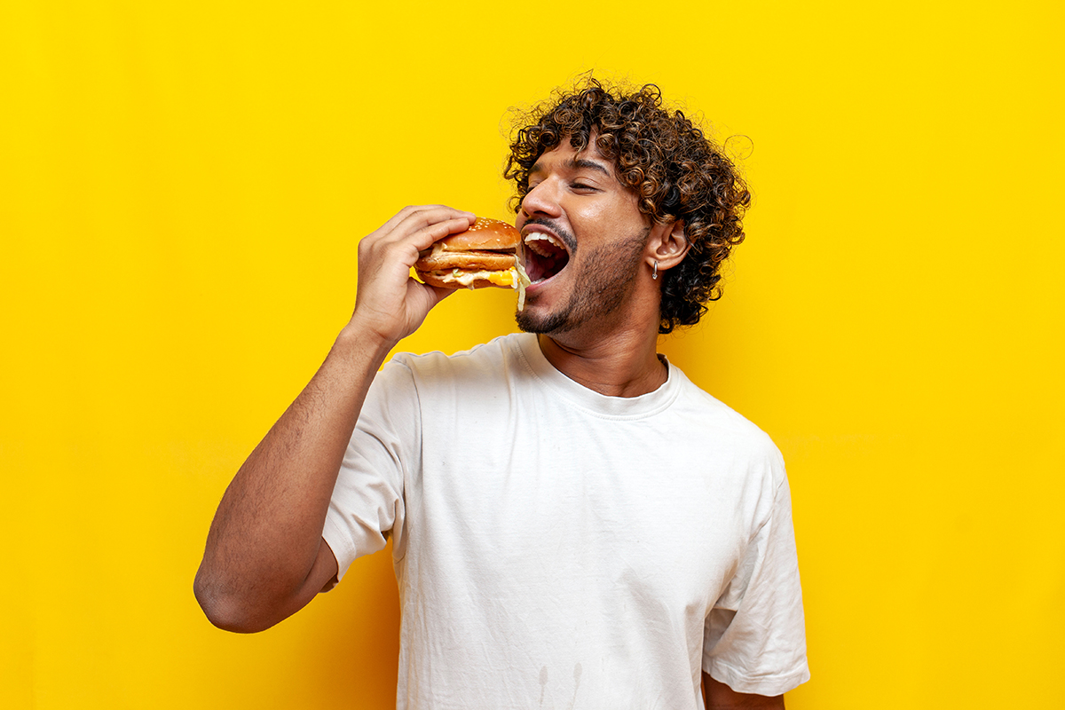 ハンバーガーを食べる男性