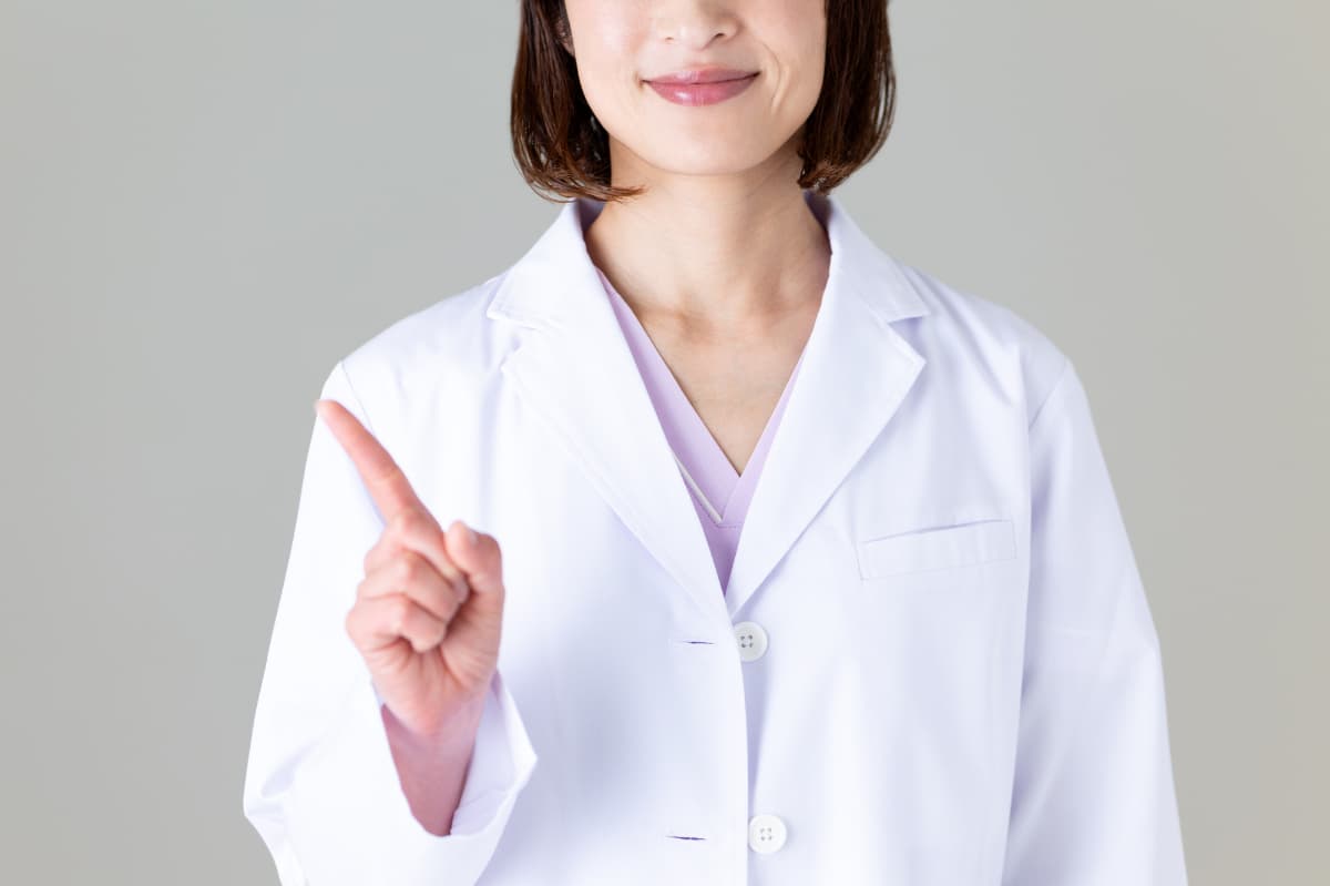 治療期間が長くても根管治療を受けるべき理由を伝える歯科医師