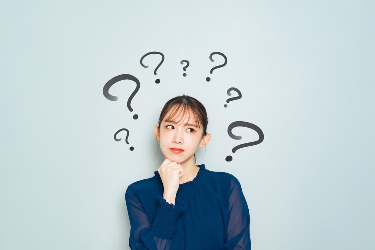 根管治療の期間が長い理由を考える女性