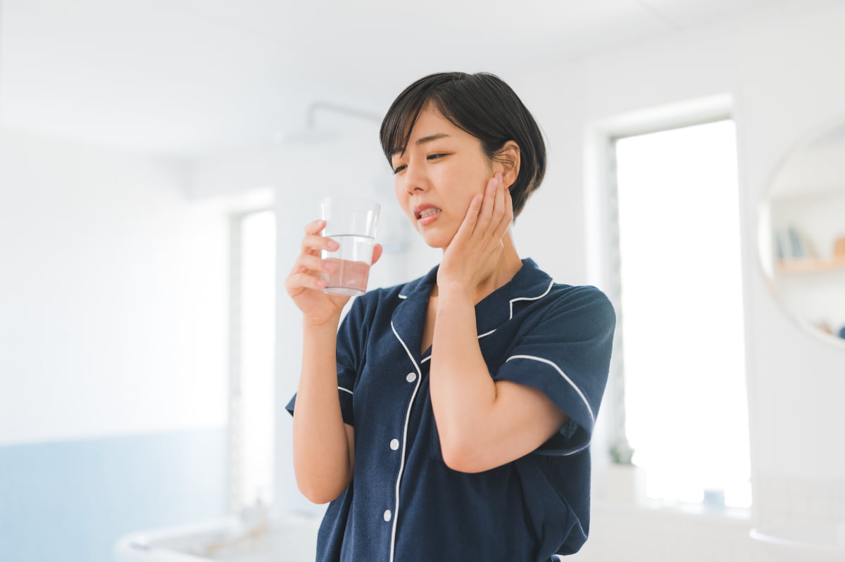 水がしみると感じる女性
