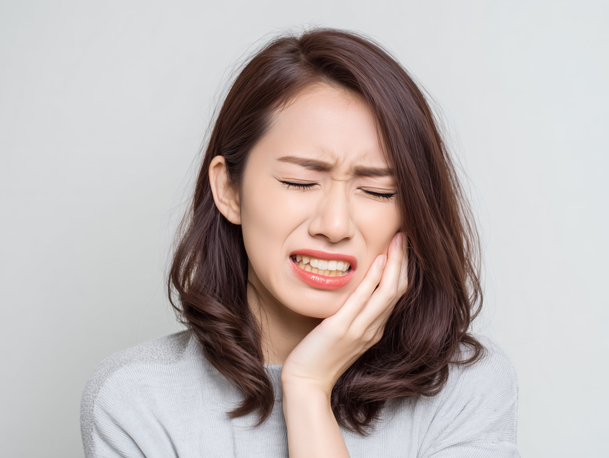 根管治療を避けて痛みが強くなった女性