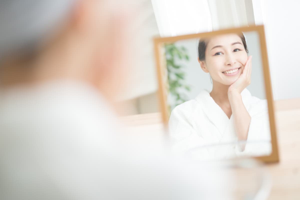 根管治療後も歯を維持する笑顔の女性