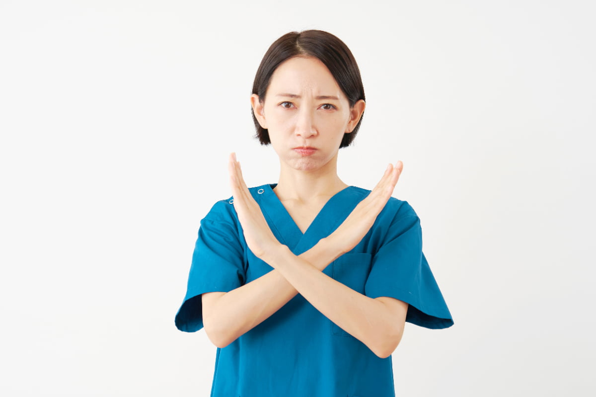 根管治療後に臭いがする状態を放置してはいけないと伝える歯科医師