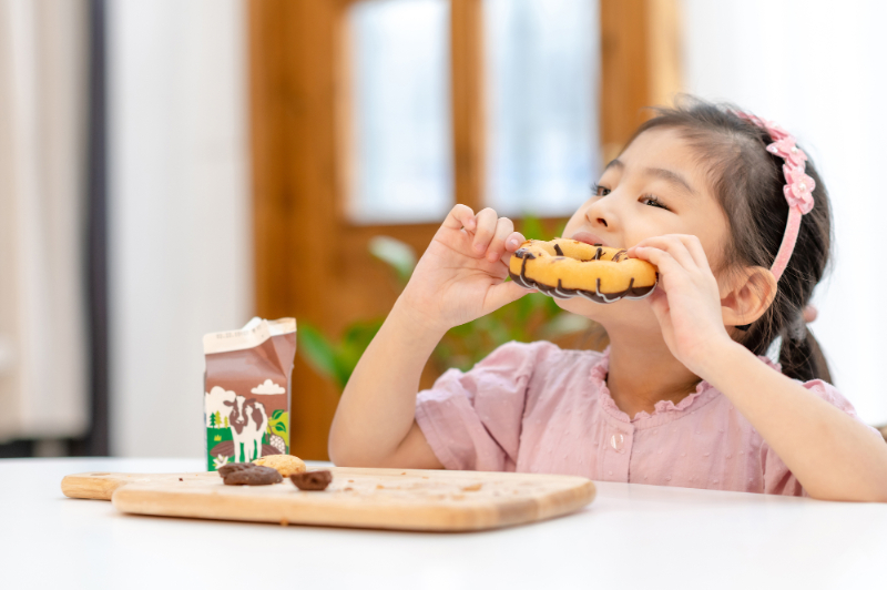 間食している子供