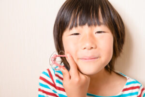 床矯正の器具を持っている子ども