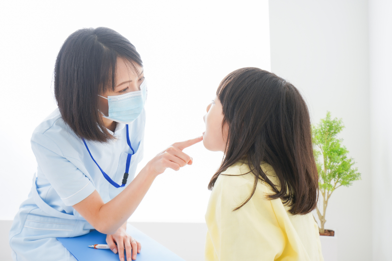 子どもの歯科検診で口腔内をチェックする様子