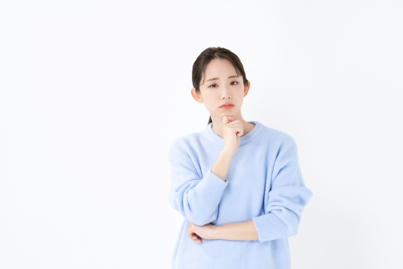 歯周病は歯磨きをすれば治るのか考える女性