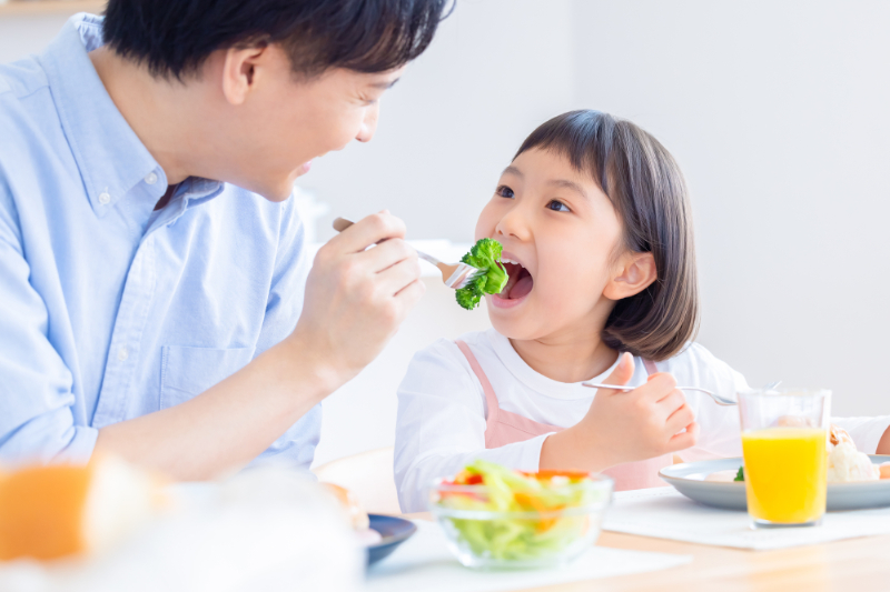 虫歯を治療し元気に食事をする女の子