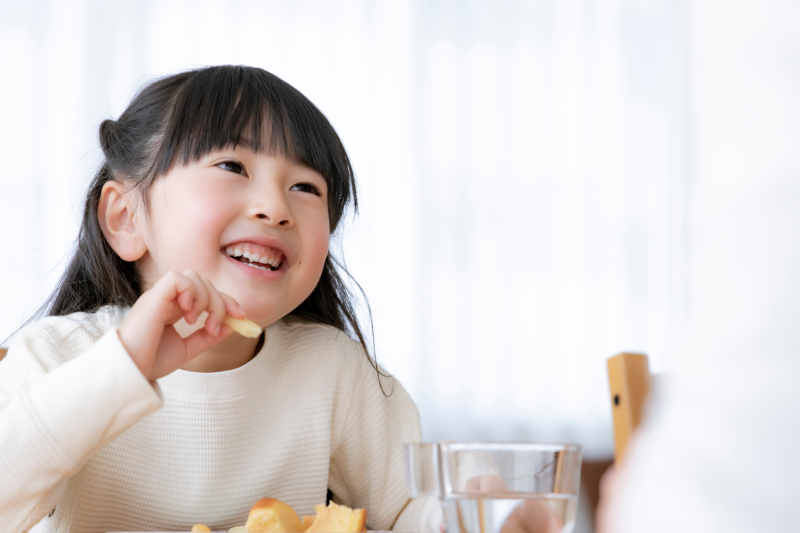 時間を守っておやつを楽しむ女の子