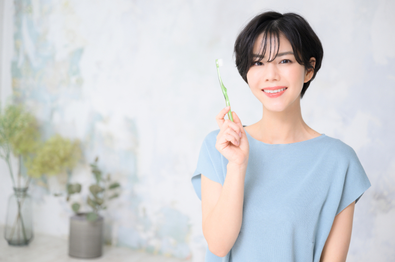 歯を失うのを防ぐため歯磨きを徹底する女性
