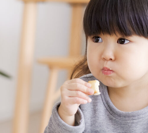 おやつを食べる女の子