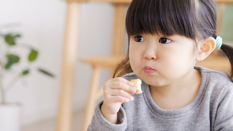 おやつを食べる女の子