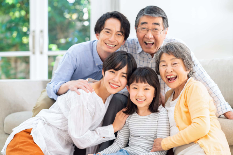歯みがきで健康な歯を保って笑顔の家族