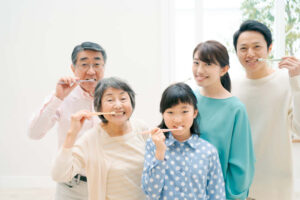 歯みがきをする家族
