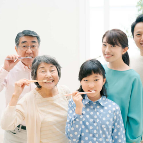 歯みがきをする家族
