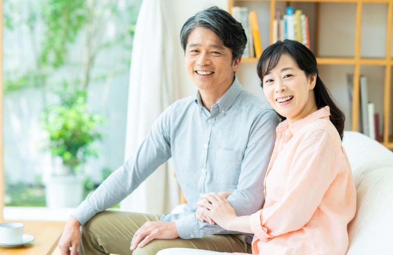 歯周病を予防して笑顔の男女