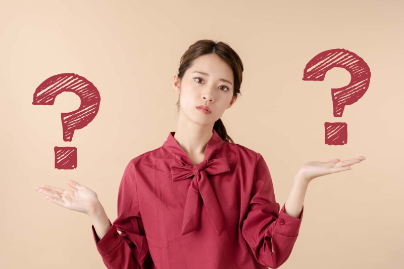歯磨きをしていても虫歯になるのはどうしてか考える女性