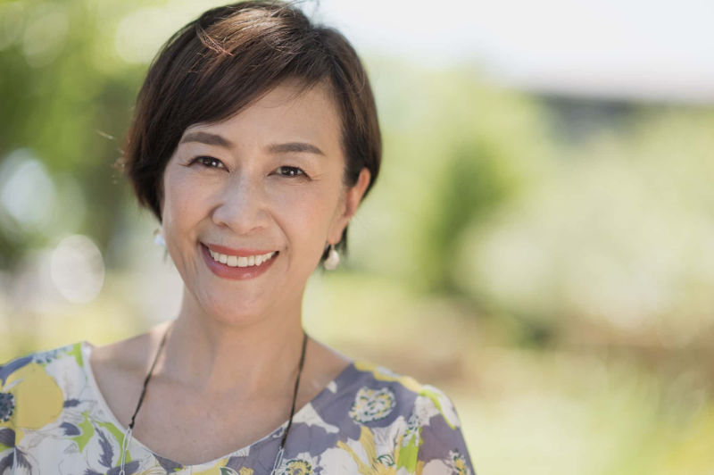 歯周病を治療して笑顔の女性