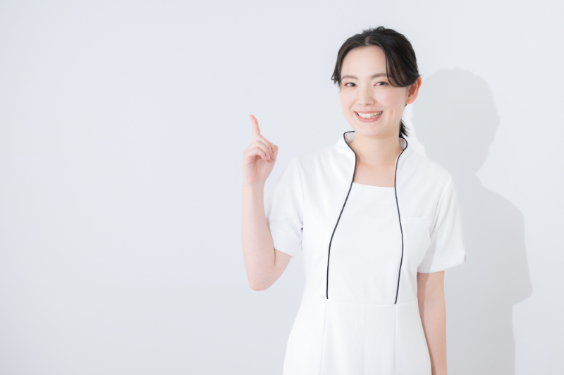 歯磨きをするときのコツを説明する歯科衛生士