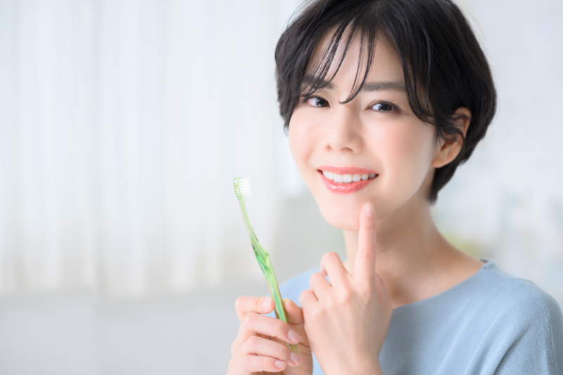 歯みがきを徹底する女性