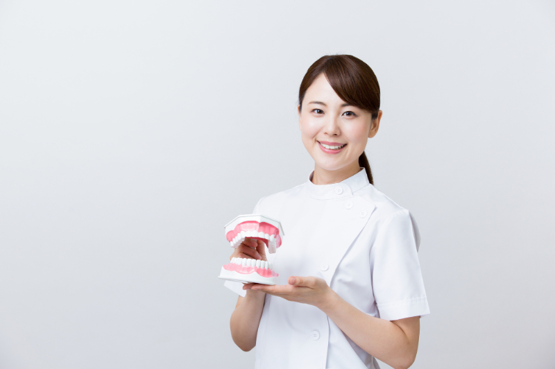 二次カリエスを予防するよう促す歯科衛生士