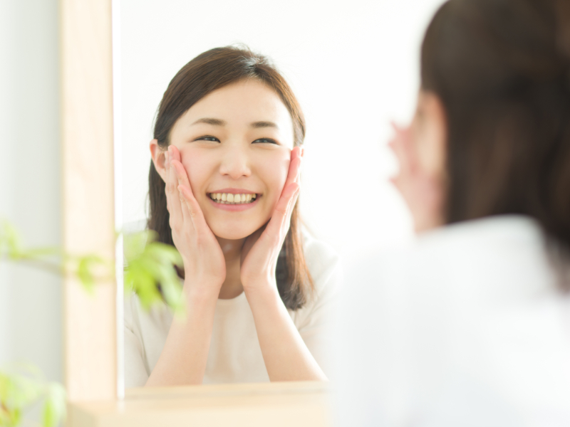 歯周病を治療して笑顔を見せる女性