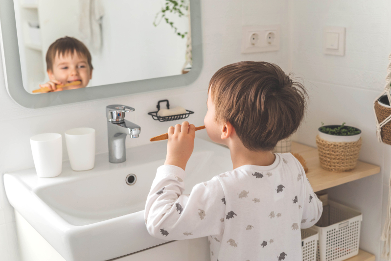 虫歯予防にフッ素入りの歯みがき粉で丁寧に歯みがきをする子ども
