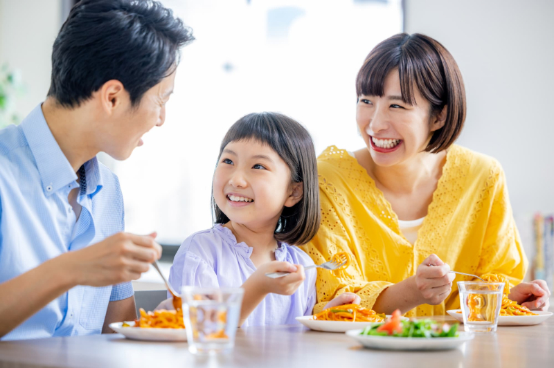ファミレスで食事する親子