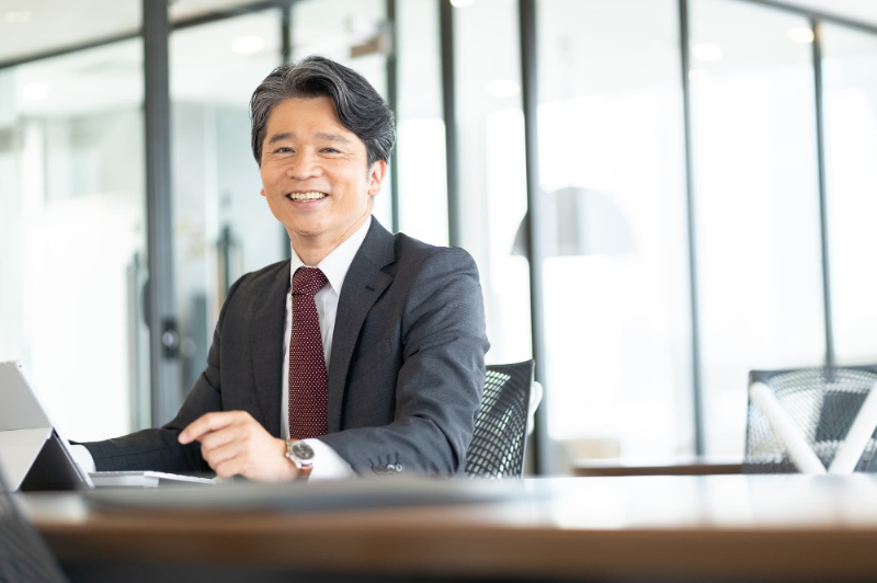 笑顔で仕事に励む男性
