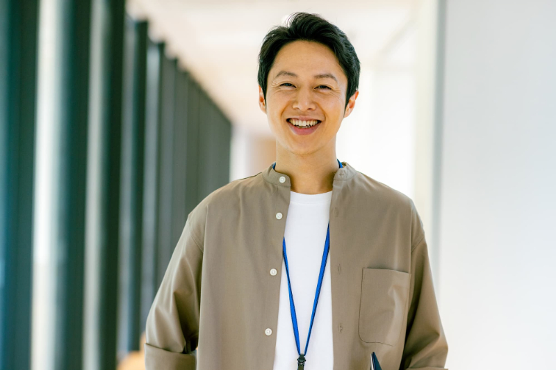 歯周病を治療して笑顔の男性