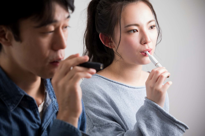 電子たばこを喫う男女