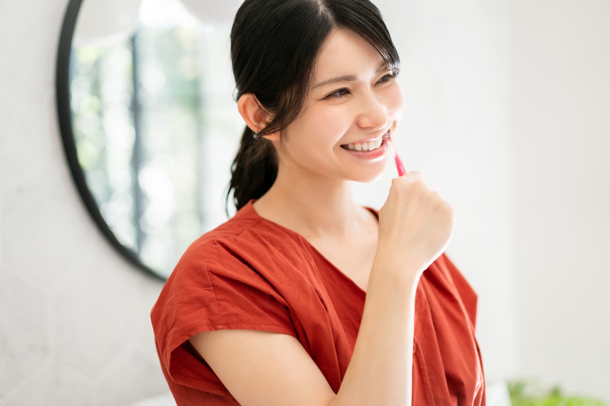 丁寧に歯磨きする女性