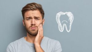 奥歯に虫歯ができた男性
