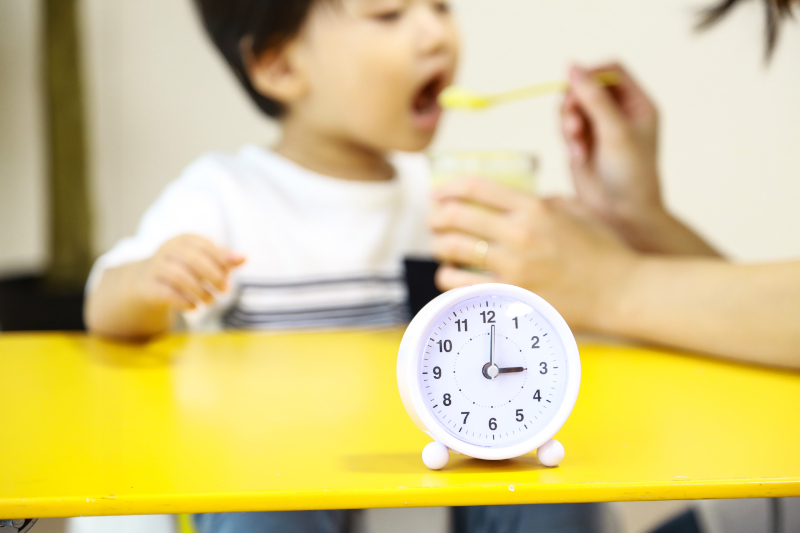 時間を決めておやつを食べる男の子