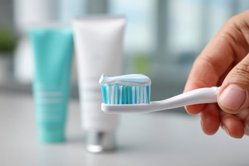 フッ素入りの歯磨き粉を使用して奥歯の虫歯を予防する様子