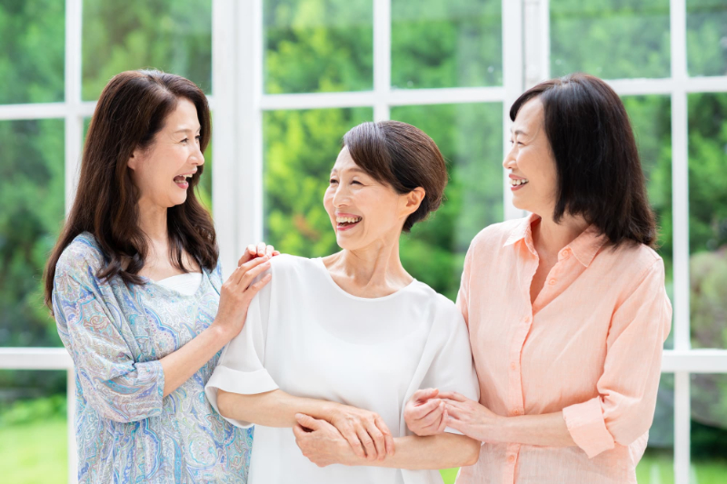 談笑する女性たち