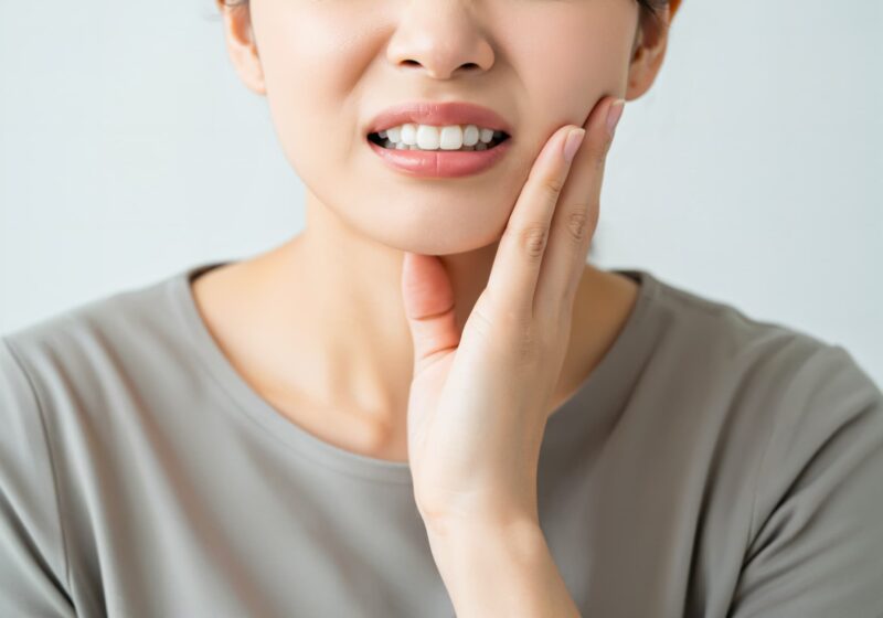 奥歯の虫歯を放置し痛みが増した女性