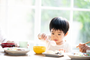 だらだら食事をする男の子