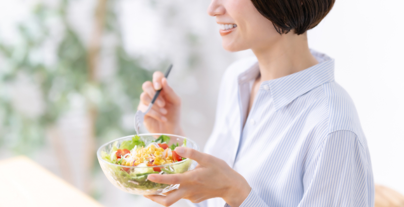 自宅での歯石予防でサラダを食べる女性