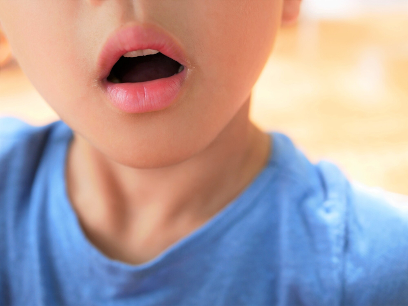 口呼吸をしている男の子の口元
