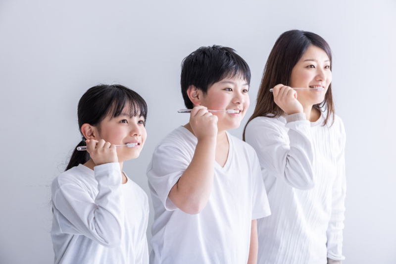 3人で並んで歯磨きする家族