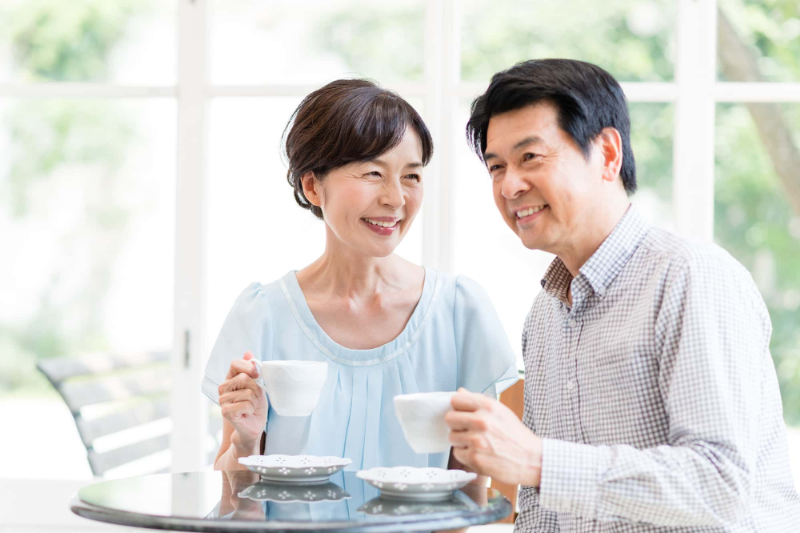 口臭を治療した男女が会話を楽しんでいるイメージ