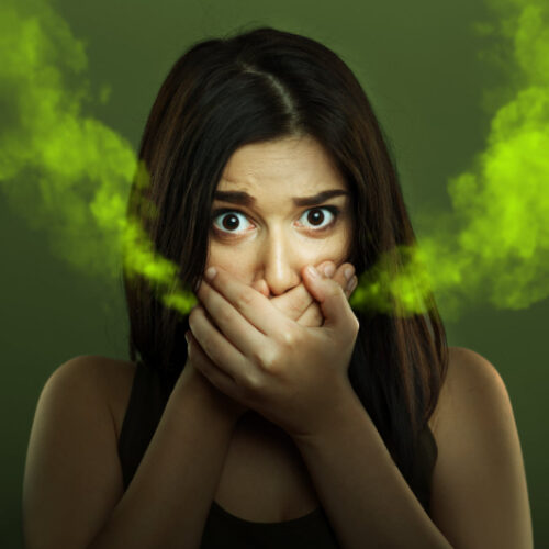 口臭に悩まされている女性