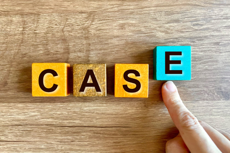 CASEと書かれた木製のブロック