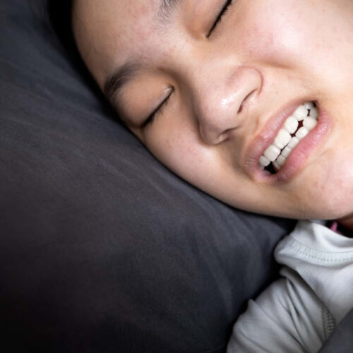 歯ぎしりしながら眠っているイメージ
